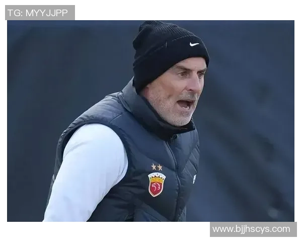 足球明星背手出场引发热议球迷纷纷猜测背后故事与心情